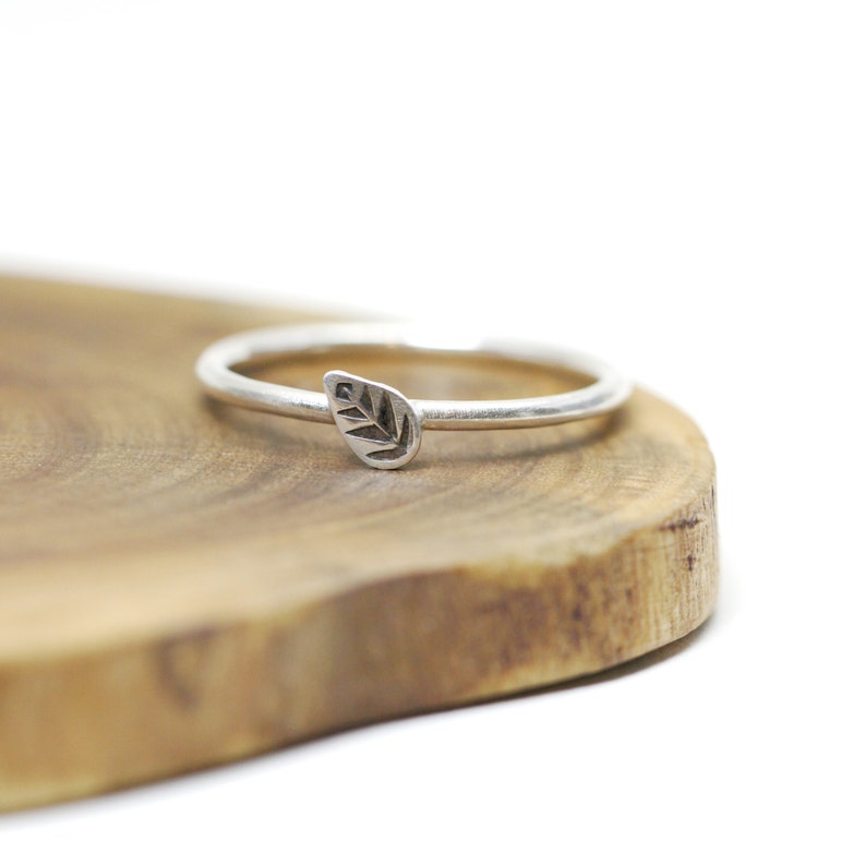 Leaf ring Sterling silver stacking ring dainty round bague argent image 1