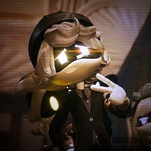 Peut inclure: Illustration numérique d'un personnage de robot en costume noir, cravate et chapeau. Le robot a un visage clair avec des yeux jaunes brillants et un geste de la main en signe de paix. L'arrière-plan est une image floue aux tons sépia.