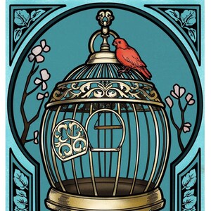 Puede incluir: Una jaula de pájaros dorada con un pájaro rojo posado en la parte superior. La jaula está abierta y una llave está en el suelo debajo. El fondo es azul turquesa con diseños florales. El texto "KEYS TO FREEDOM PRACTITIONER" está debajo de la imagen.