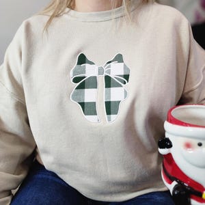 Coquette Christmas Embroidered Sweatshirt Ribbon Bow Christmas Crewneck Trendy Christmas Sweater Women Christmas Bow Embroidered Sweatshirt