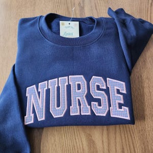 Sweat-shirt à col rond pour infirmière, orné d'appliqués brodés, idée cadeau enregistrée, cadeau de fin d'études pour étudiante en soins infirmiers, cadeau de reconnaissance pour le personnel soignant
