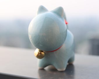 Vintage Style Crackle Glaze Katzenfigur mit Glocke - Entzückendes Keramikkätzchen-Sammlerstück