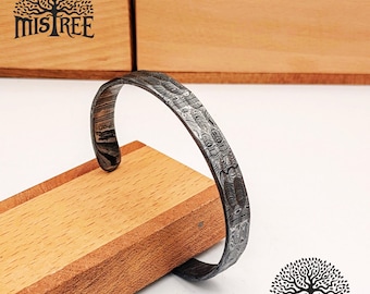 Tiny Hammered Hand-Forged Damascus Steel Cuff Bracelet for Men – 10mm Viking Filework Bangle | Damascus Steel Norse Jewelry Gift for Him