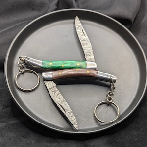 Llavero con cuchillo de Damasco hecho a mano, navajas de bolsillo de acero de Damasco, navajas con medallón de metal, navaja plegable de acero de Damasco forjada a mano con empuñadura de madera