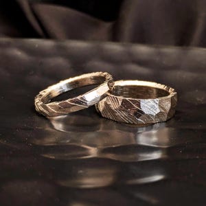 Anillos de acero de Damasco forjados con plata martillada: alianzas rústicas de 4 mm y 8 mm / Anillos de pareja hechos a mano, textura única / Colección Soul Forge