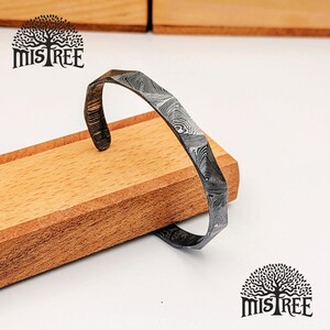 Exquisite Damascus Steel Cuff Bracelet – Hammered Tri-Forged Starlight Pattern Bangle - 7mm Lightweight Unisex Jewelry for Men & Women