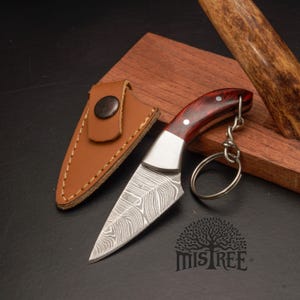 Mini llavero de cuchillo desollador hecho a mano con funda de cuero, llavero pequeño de acero de Damasco, bolsa de cuero hecha a mano, abrecartas de 4 pulgadas