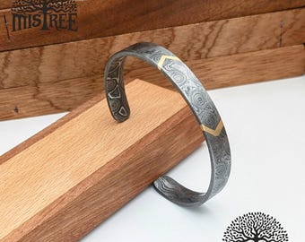 Hand Forged Prime Damascus Steel Cuff Bracelet for Men | Viking Brass Arrow Inlay Bangle | Custom Engraved Norse Jewelry Gift for Him