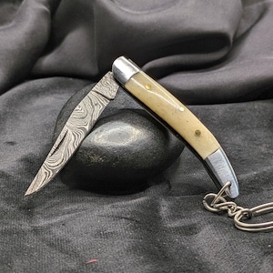 Llavero con cuchillo de Damasco hecho a mano, navajas de bolsillo de acero de Damasco artesanales, llavero con hoja plegable de Damasco, abrecartas con empuñadura de hueso.