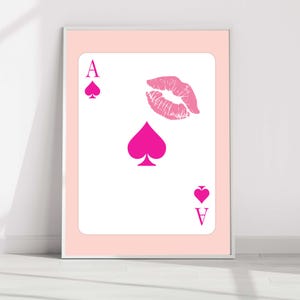 Carta da gioco rosa, stampa con asso di picche, labbra con bacio retrò alla moda, stampa con femme fatale / Estetica da appartamento / Download immediato