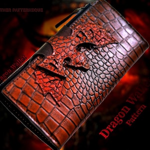 Puede incluir: Una cartera de cuero marrón con un diseño de dragón. La cartera presenta un patrón texturizado y escamoso y un motivo de dragón rojo en la parte delantera. Las palabras "Dragon Wallet" están impresas en el lateral.