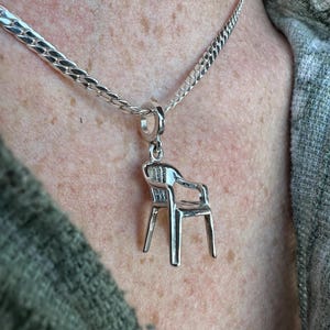Mini colgante de silla de plata 925 con baño de rodio - Collar de silla Bad Bunny, Dtmf Chair. Collar de silla Bad Bunny