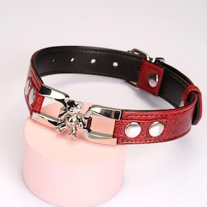 Leren choker: verstelbare kraag met gotische berenbedel