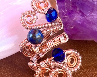 Gewickelter Ring aus Lapis und Kupferdraht