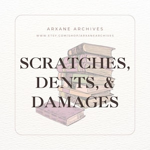 Könnte beinhalten: Ein Bild mit einem Stapel alter Bücher und dem Text "SCRATCHES, DENTS, & DAMAGES". Der Etsy-Shop-Name "ARXANE ARCHIVES" und die Webadresse sind ebenfalls zu sehen.