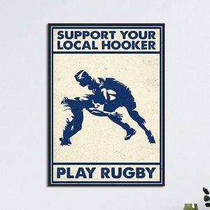 Könnte beinhalten: Gerahmtes Poster mit Vintage-Design. Das Poster zeigt eine Grafik eines Rugby-Spielers in Marineblau auf cremefarbenem Hintergrund. Der Text lautet "SUPPORT YOUR LOCAL HOOKER" und "PLAY RUGBY" in Marineblau.