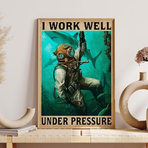 Taucher im tiefen Ozean Poster, I Work Well Under Pressure Poster, Vintage Kunst zum Tauchen, Geschenk für Tauchliebhaber, Meerestauchen