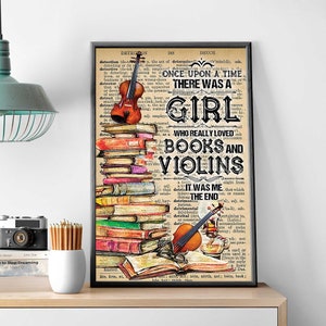 Op de afbeelding: Een vintage poster met een stapel kleurrijke boeken en een viool. De poster bevat de tekst "Er was eens een meisje dat echt van boeken en violen hield. Het was ik. Einde."