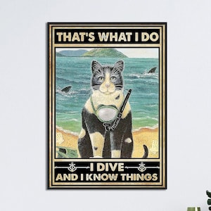 Op de afbeelding: Een zwart-witte kat met een duikmasker en flippers, met de tekst "That's what I do I dive and I know things" erboven. De kat staat op een strand met de oceaan erachter.