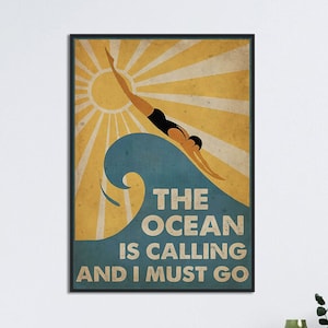 Może przedstawiać: Plakat w stylu vintage z kobietą skaczącą do niebieskiej fali. Słońce świeci za nią. Tekst głosi "Ocean wzywa i muszę iść."