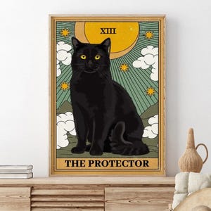Op de afbeelding: Een ingelijste print met een zwarte kat met gele ogen, tegen een achtergrond van een gele maan, sterren en wolken. De woorden "XIII" en "THE PROTECTOR" staan op de print. Het kunstwerk heeft een vintage tarotkaart-esthetiek.