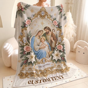 Könnte beinhalten: Eine cremefarbene Wohndecke mit einer zentralen ovalen Illustration der Heiligen Familie, umrahmt von einem goldenen Ornamentrahmen, rosa Rosen, weißen Weihnachtssternen und Tannenzweigen. Der Text lautet THE SMITH FAMILY und CUSTOM TEXT.