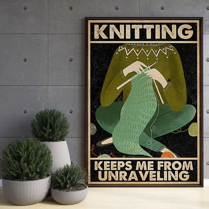 Pu&ograve; includere: Un poster in stile vintage con un'illustrazione verde e marrone di una persona che fa la maglia. Il testo sul poster recita "Knitting Keeps Me From Unraveling."