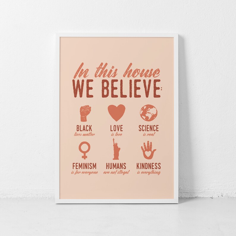 Pu&ograve; includere: Un poster color pesca con il testo "In questa casa crediamo:" e un elenco di valori che includono "Le vite nere contano", "L'amore &egrave; amore", "La scienza &egrave; reale", "Il femminismo &egrave; per tutti", "Gli umani non sono illegali" e "La gentilezza &egrave; tutto".