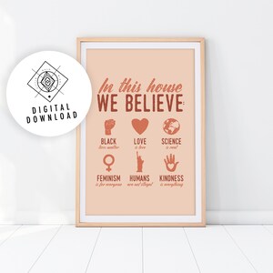 Pu&ograve; includere: Un poster stampabile color pesca con il testo "In questa casa crediamo:" e un elenco di valori che includono "Black lives matter", "L'amore &egrave; amore", "La scienza &egrave; reale", "Il femminismo &egrave; per tutti", "Gli umani non sono illegali" e "La gentilezza &egrave; tutto".