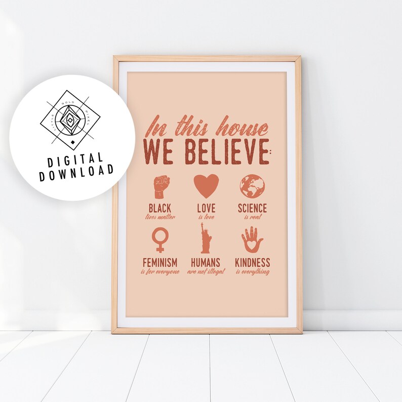 Pu&ograve; includere: Un poster stampabile color pesca con il testo "In questa casa crediamo:" e un elenco di valori che includono "Black lives matter", "L'amore &egrave; amore", "La scienza &egrave; reale", "Il femminismo &egrave; per tutti", "Gli umani non sono illegali" e "La gentilezza &egrave; tutto".