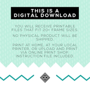 Pu&ograve; includere: Una grafica di download digitale con sfondo turchese e testo nero che recita "Questo &egrave; un download digitale". Il testo sotto spiega che il download include file stampabili che si adattano a oltre 20 dimensioni di cornice. Indica anche che non verr&agrave; spedito alcun prodotto fisico. Il testo continua spiegando che i file possono essere stampati a casa, presso una stampante locale o caricati e stampati tramite un negozio di stampa online. La grafica include anche un file di istruzioni.