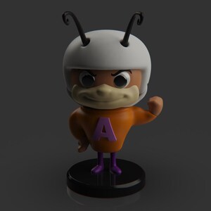 Puede incluir: Una figurita de personaje de dibujos animados con un casco blanco, una camisa naranja con una "A" morada en el frente y botas moradas. El personaje tiene una apariencia de insecto con antenas y una cara grande y expresiva.