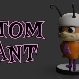 Könnte beinhalten: Eine 3D-gedruckte Figur von Atom Ant, einer Comic-Superhelden-Ameise. Die Figur ist orange und lila und trägt einen weißen Helm mit einer schwarzen Antenne. Die Figur steht auf einem schwarzen Sockel. Der Text "ATOM ANT" ist in schwarzen und pinken Buchstaben hinter der Figur geschrieben. Der Text "フ ラ キ ッ ト" ist in einer Sprechblase neben der Figur geschrieben.