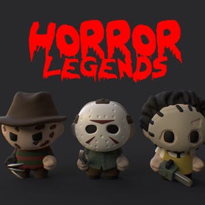 Puede incluir: Tres figuras de personajes de películas de terror, Freddy Krueger, Jason Voorhees y Leatherface, están de pie en fila. Las figuras llevan todas sus icónicas máscaras y sostienen sus armas características. El fondo es gris oscuro con las palabras "HORROR LEGENDS" en rojo.