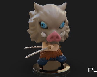 Puede incluir: Una pequeña figura de un personaje del anime Demon Slayer. El personaje lleva una máscara de jabalí y sostiene dos espadas. La figura está de pie sobre una base negra.