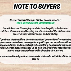 以下が含まれることがあります： 上部に「NOTE TO BUYERS」というテキストが入ったステッカー。ステッカーには、ステッカーの品質、満足保証、カスタマーサービスへの連絡先に関するメッセージが含まれています。