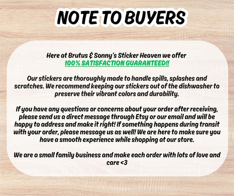 以下が含まれることがあります： 上部に「NOTE TO BUYERS」というテキストが入ったステッカー。ステッカーには、ステッカーの品質、満足保証、カスタマーサービスへの連絡先に関するメッセージが含まれています。