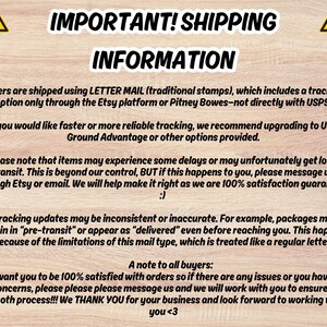 以下が含まれることがあります： 「IMPORTANT! SHIPPING INFORMATION」のテキストと、その下に他のテキストが書かれた木製の背景。テキストは、配送方法、追跡、顧客満足度に関する情報を提供しています。