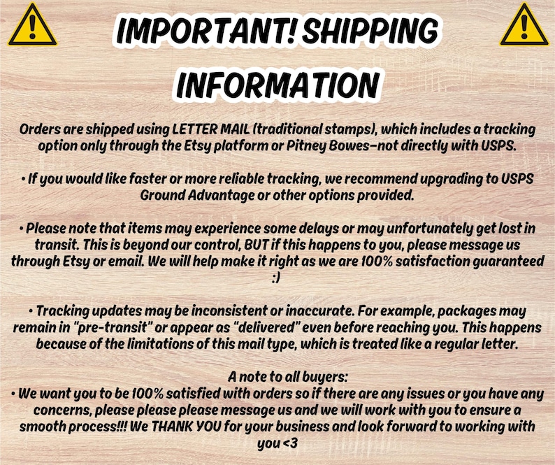 以下が含まれることがあります： 「IMPORTANT! SHIPPING INFORMATION」のテキストと、その下に他のテキストが書かれた木製の背景。テキストは、配送方法、追跡、顧客満足度に関する情報を提供しています。