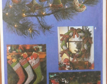 Simplicity 9207 - Cute Vintage Christmas Decorations and Crafts - Stockings, Tree Skirt, Wreath - Holiday Crafting - DIY Gift Idea - UNCUT
