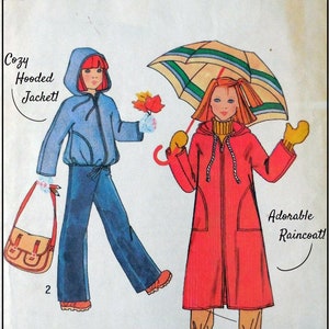 Może przedstawiać: Ilustracja dw&oacute;ch dziewczynek w r&oacute;żnych strojach. Jedna dziewczynka ma na sobie niebieską kurtkę z kapturem, sznurkiem w talii i niebieskie spodnie. Trzyma małą torebkę i bukiet jesiennych liści. Druga dziewczynka ma na sobie czerwony płaszcz przeciwdeszczowy z kapturem, zamek błyskawiczny i ż&oacute;łte kalosze. Trzyma parasol. Tekst "Cozy Hooded Jacket!" jest napisany nad pierwszą dziewczynką, a tekst "Adorable Raincoat!" jest napisany nad drugą dziewczynką.