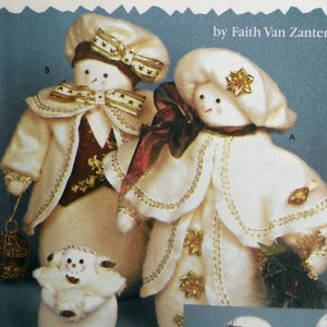 Könnte beinhalten: Simplicity Crafts Schnittmuster Nummer 5894 zum Nähen von Schneemann-Puppen. Das Schnittmuster enthält Anleitungen zum Nähen von vier verschiedenen Schneemännern, jeder mit einzigartigen Details und Accessoires. Das Schnittmuster ist von Faith Van Zanten.