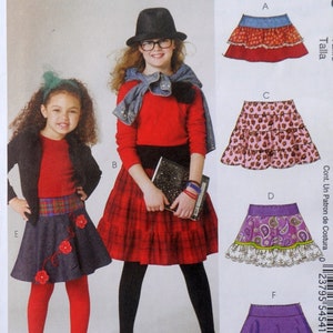 Puede incluir: Imagen de un patrón de costura con faldas para niñas. Las faldas incluyen una falda vaquera con detalles florales, una falda a cuadros rojos y otros diseños de faldas con varios patrones. La imagen también muestra a dos niñas con atuendos similares.