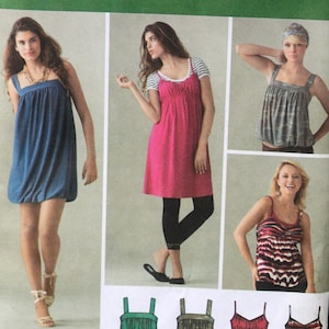 Peut inclure: Un patron de couture pour une robe sans manches avec un corsage froncé. Le patron comprend quatre variantes différentes de la robe : une robe bleue, une robe rose, une robe à imprimé camouflage et une robe rayée. Le patron comprend également un code-barres et le texte « Inscrivez-vous à notre newsletter gratuite dès aujourd’hui sur simplicity.com ».