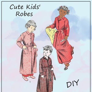 Puede incluir: Ilustración de tres batas para niños en diferentes estilos. Las batas son de color rojo y con patrones de cuadros rojos. El texto "Cute Kids' Robes" está en la parte superior y "DIY" en la esquina inferior derecha.