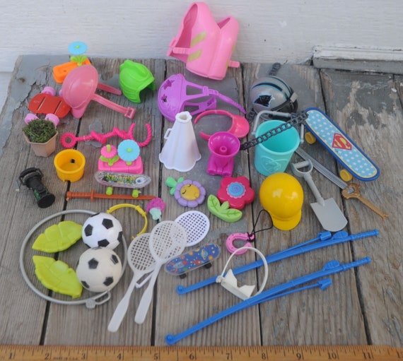 Lot Vintage 1980s / 1990s Sporty / Outdoorsy Barbie Accessories Life  Jacket, Skateboard, Helmets, Visor, Fishing Pole, Soccer Ball, Etc. -   Denmark