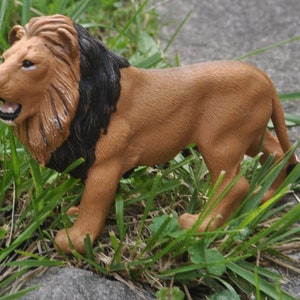 Safari #290229c Male Lion (Standing) - Realistic Miniature For Diorama, Model, Zoo, Display, Etc. - Safari, Wildlife, Etc.