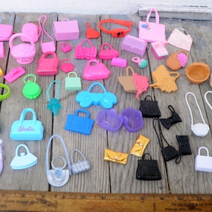 RIESIGE MENGE Vintage & Newer Barbie / Mode-Puppe Geldbörsen und Handtaschen - Zum Sammeln, Basteln, Montage, Decora, Schlüsselanhänger, Etc.