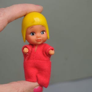 Rzadki klon Kiddle / lalka Matchbox / lalka Beany - Baby William - Peanut / lalka Egg - Mini Baby - hełm lata 60. - Kawaii - mod