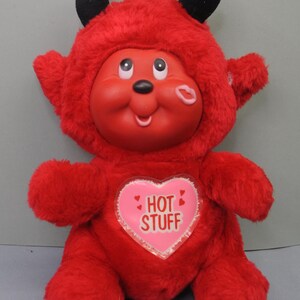 Vintage 1980s "Hot Stuff" Mały Diabełek Pluszowy Miś - Klon Care Bears - Pluszowe Zwierzę - Walentynki - Twarz Maski - Słodki / Kawaii - MNT